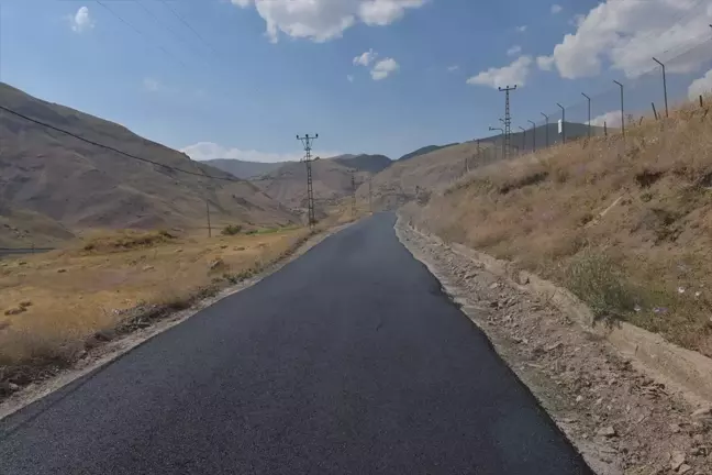 Hakkari'de köy yolları sıcak asfaltla kaplanıyor