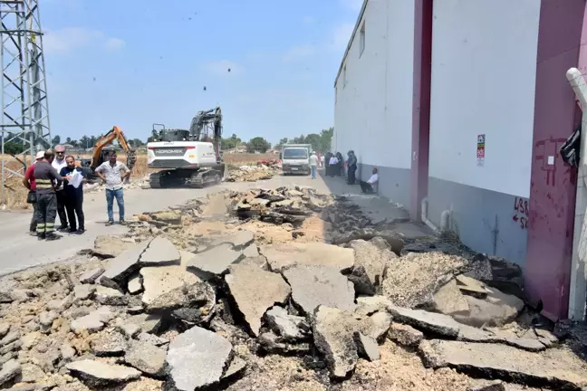 Adana'da İş Merkezinin Yolu Parçalandı, Esnaf Çözüm Bekliyor