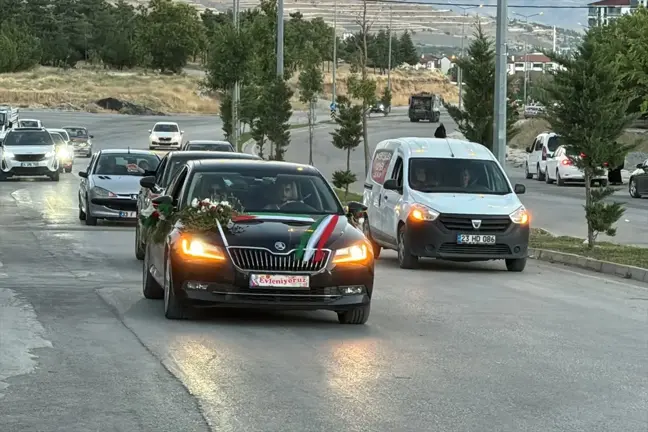 Elazığ'da evlenen çiftin gelin arabası Filistin bayrağıyla süslendi