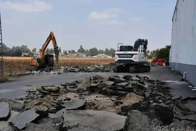 Adana'da tapulu arazi nedeniyle yol ulaşıma kapatıldı