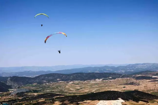 Bilecik'te Yamaç Paraşütü Festivali Öncesi İlk Tandem Uçuşu Gerçekleştirildi