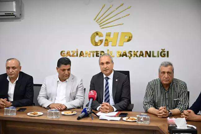 CHP Genel Başkan Yardımcısı Suat Özçağdaş, Gaziantep'te partisinin il başkanlığını ziyaret etti