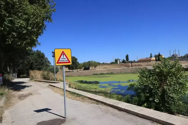 Edirne'de Tunca Nehri kenarındaki yolda çökme oluştu