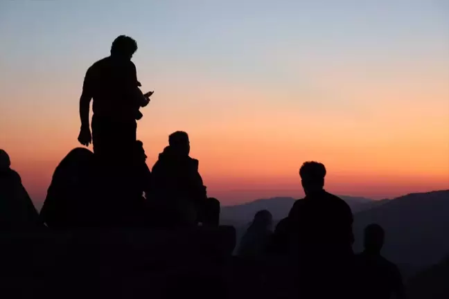 Doğu-Batı Dostluk ve İpek Yolu Rallisi'nde Sporcular Nemrut Dağı'na Ulaştı