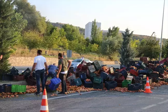 Tokat'ta kamyondan düşen şeftaliler yola savruldu