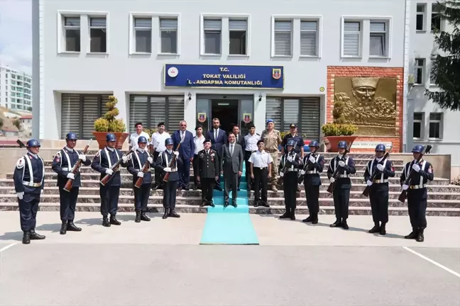 Tokat Valisi Abdullah Köklü, İl Jandarma Komutanı Albay Sabri Küyük'ü ziyaret etti