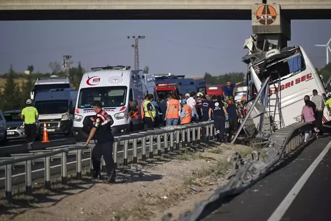 Ankara'da Yolcu Otobüsü Köprü Ayağına Çarptı: Çok Sayıda Yaralı Var