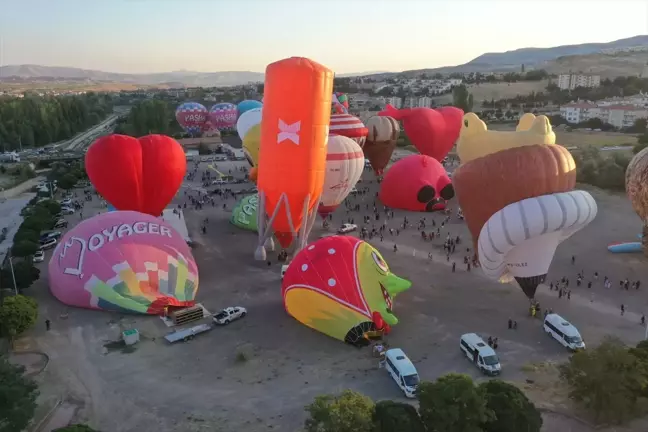 Nevşehir Kültür Yolu Festivali'nde Figürlü Sıcak Hava Balonları Gösteri Uçuşu Gerçekleştirdi