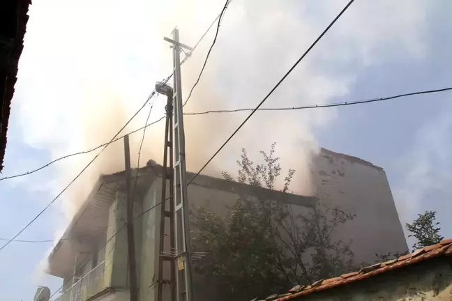 Manisa Kula'da bir binada çıkan yangın kontrol altına alındı