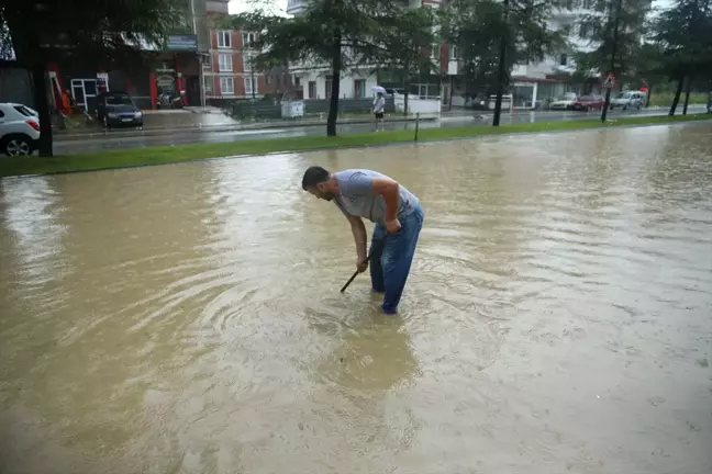 Ordu'nun Altınordu ilçesinde şiddetli yağış nedeniyle ev ve iş yerleri su altında kaldı