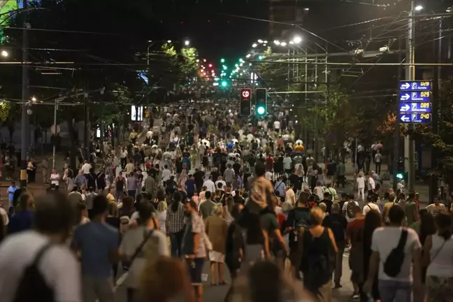 Belgrad'da binlerce gösterici lityum madeni çıkarma projesini protesto etti