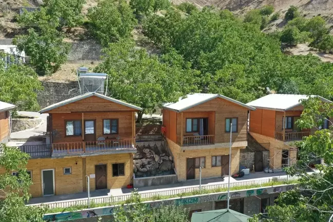 Çağlayancerit'teki doğal güzellikler arasındaki bungalov evler turistlerin yeni rotası haline geldi