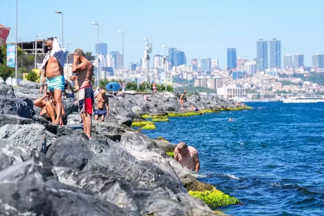 İstanbul'da Sıcak Havada Serinlemek İçin Sahil ve Parklar Tercih Edildi