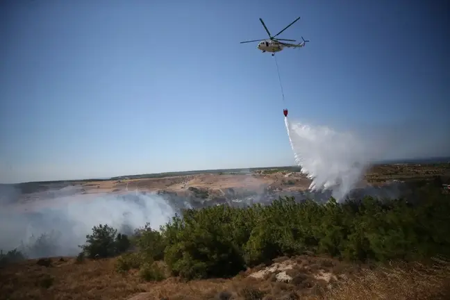 Bozcaada'da Tarım Arazisinde Çıkan Yangına Havadan ve Karadan Müdahale Ediliyor