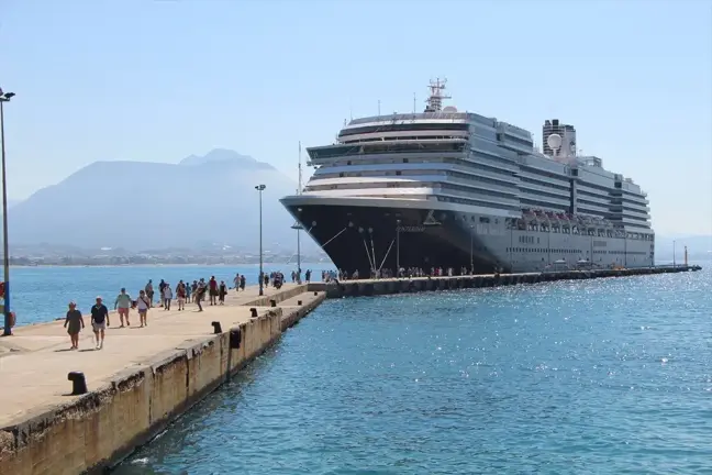 Hollanda bayraklı kruvaziyer gemisi Alanya'ya geldi