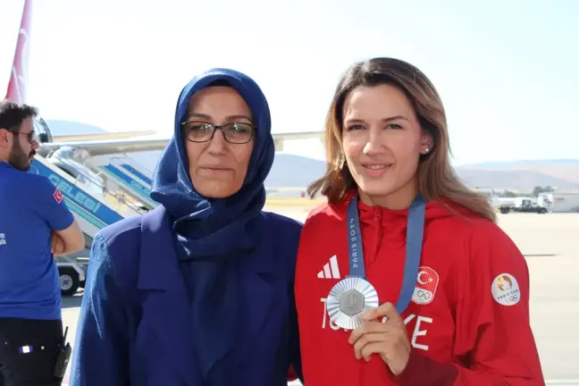 Milli boksör Hatice Akbaş Malatya'da coşku ile karşılandı