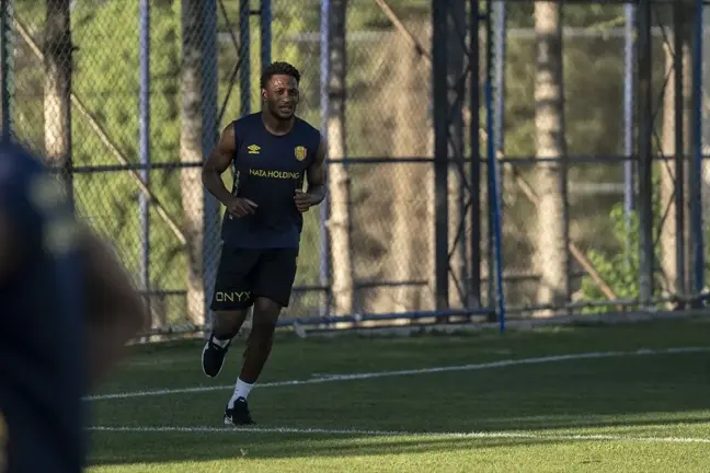 MKE Ankaragücü'nde Jamaikalı futbolcu Renaldo Cephas antrenmana çıktı