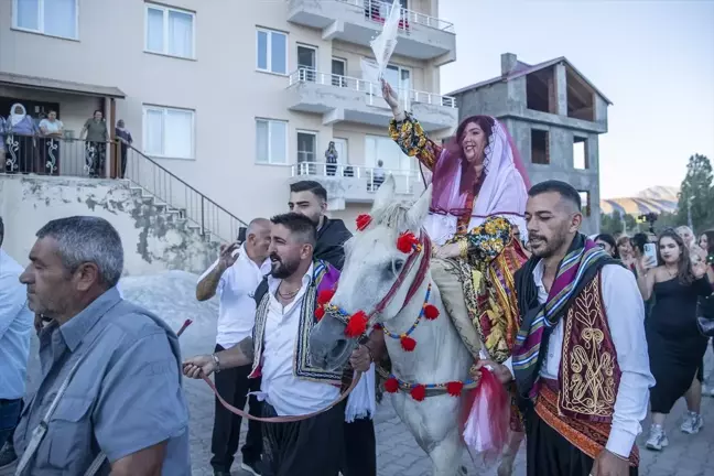 Tunceli'de Atlı Gelin Geleneği Canlanıyor