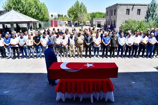 Diyarbakır'da Kore Gazisi Aziz Gönülalan Son Yolculuğuna Uğurlandı