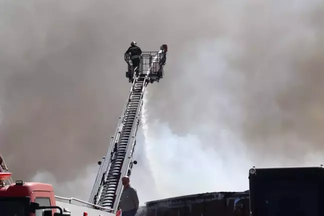 Gaziantep'teki halı fabrikasında çıkan yangına 73 araç ve 206 personel müdahale ediyor