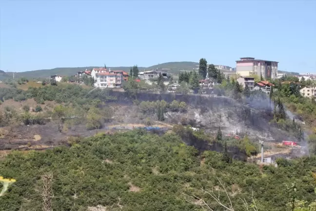 İzmit'te çalılık alanda çıkan yangın söndürüldü