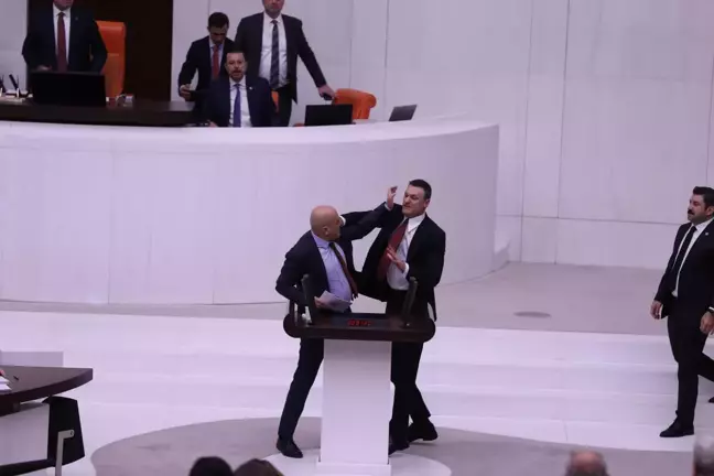 MECLİS'TEKİ KAVGADAN GÖRÜNTÜLER Ahmet Şık yaralandı mı? Olay nedir?