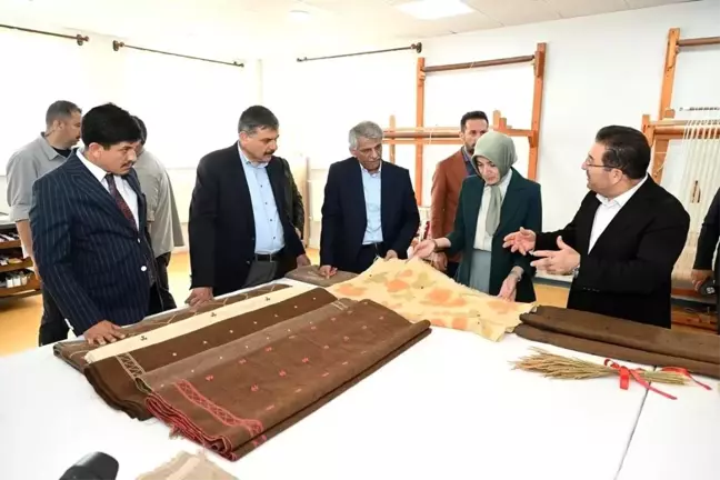 Kültür ve Turizm Bakan Yardımcısı Nadir Alpaslan Erzurum'da sergileri gezdi