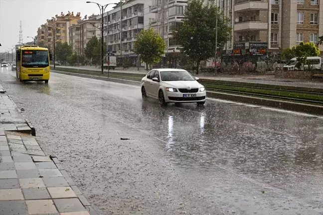 Gaziantep'te Sağanak Yağış Sonucu Su Birikintileri Oluştu