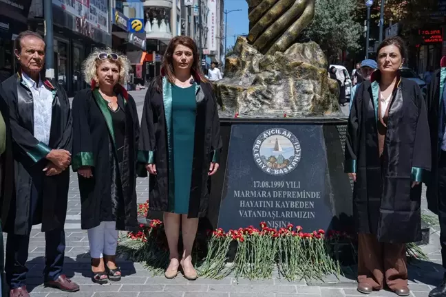 İstanbul Barosu Avukatları 17 Ağustos Depremi Anısına Basın Açıklaması Yaptı