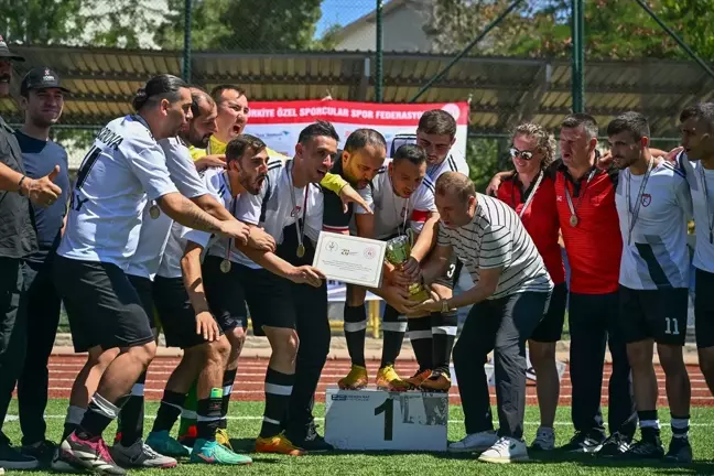 Bornova Hasan Tahsin İş Okulu Gençlik ve Spor Kulübü Türkiye Özel Sporcular Futbol Şampiyonası'nda birinci oldu