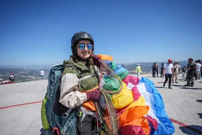 Artvin Vali Yardımcısı Dilara Şenoğlu Bilecik'te Yamaç Paraşütü Gösteri Uçuşu Yaptı