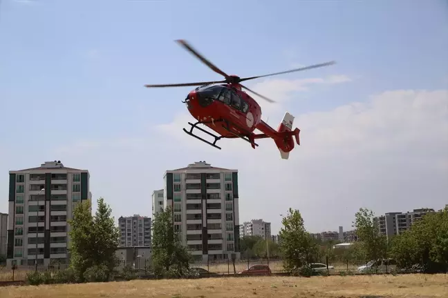 Diyarbakır'da trafik kazasında yaralanan yaşlı kadın ambulans helikopterle hastaneye ulaştırıldı