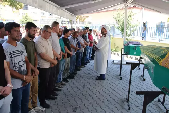 Kütahya'da Otomobil Kazasında Hayatını Kaybeden İki Kız Kardeşin Cenazeleri Toprağa Verildi