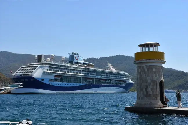 Malta bayraklı kruvaziyer Marmaris'e geldi