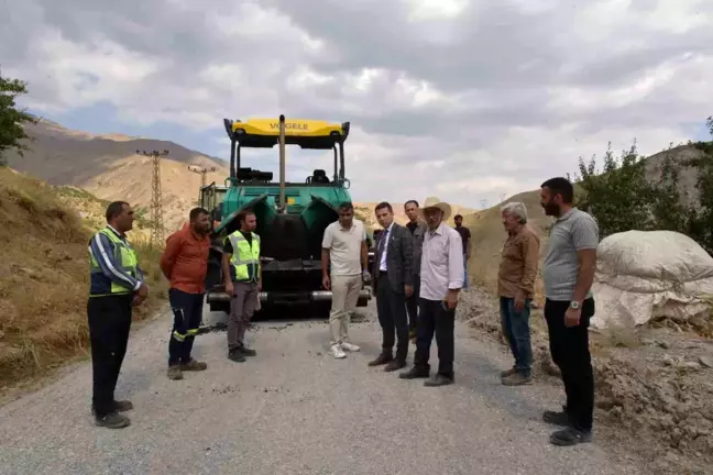 Hakkari'de köy yolları asfaltlanıyor