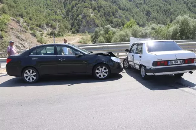 Amasya'da Otomobil Çarpışması: 3 Yaralı