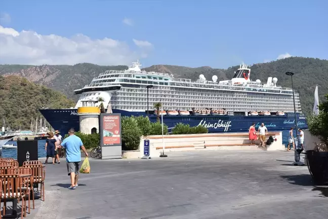 Malta bayraklı kruvaziyer Marmaris'e geldi