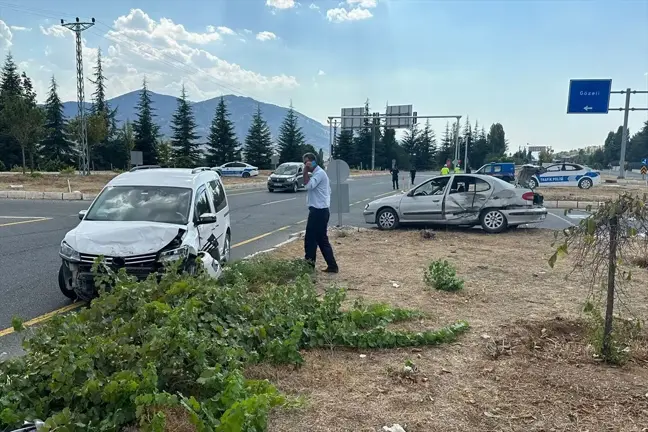 Elazığ'da hafif ticari araç ile otomobilin çarpışması sonucu 9 kişi yaralandı