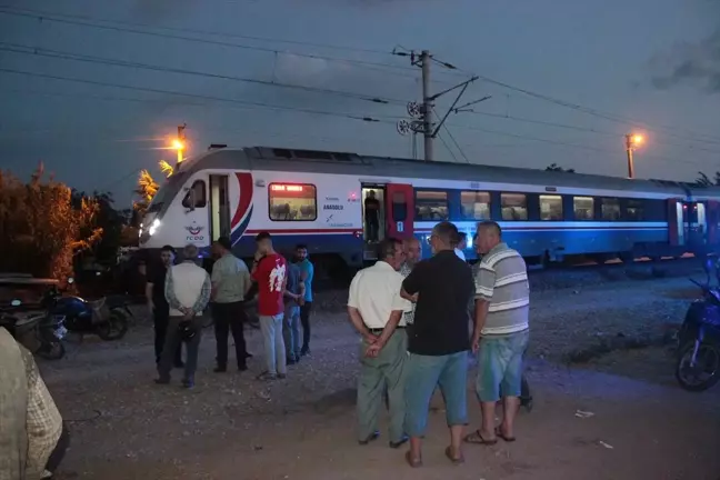 İzmir'de tren traktöre çarptı, sürücü yara almadan kurtuldu