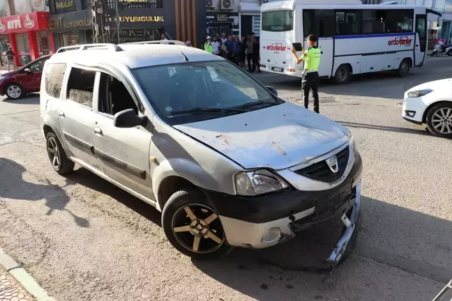 Kilis'te Motosiklet ile Hafif Ticari Araç Çarpışması: 2 Yaralı