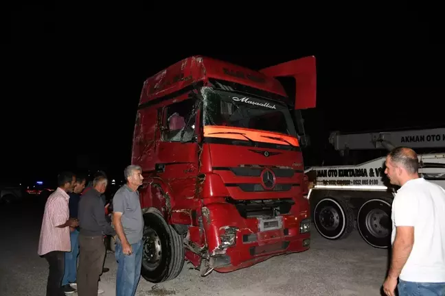 Bolu'da tomruk yüklü tır devrildi, sürücü yaralandı