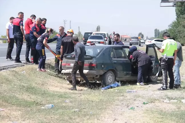 Erzincan'da Otomobil Şarampole Düştü: 4 Yaralı