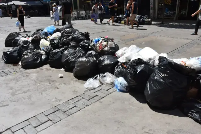 İzmir'de Temizlik İşçileri İş Bıraktı, Çöpler Tepki Çekti