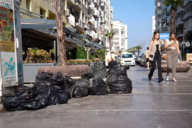 İzenerji işçilerinin iş bırakması çöp sorununa yol açtı