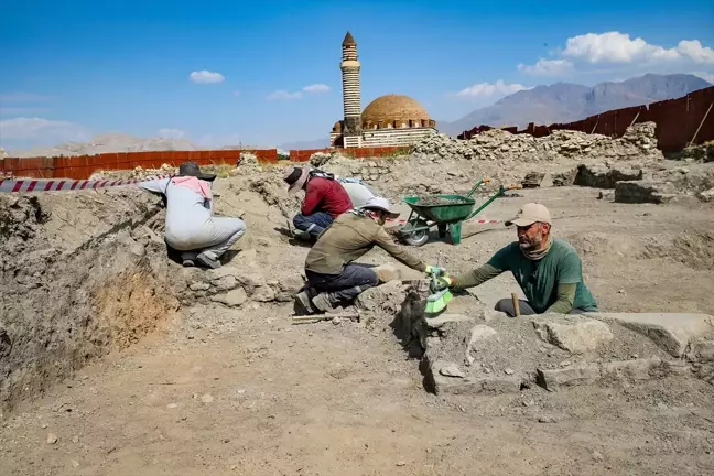 Van Kalesi'nin güneyindeki Eski Van Şehri'nde yeni yapılar ortaya çıkarıldı