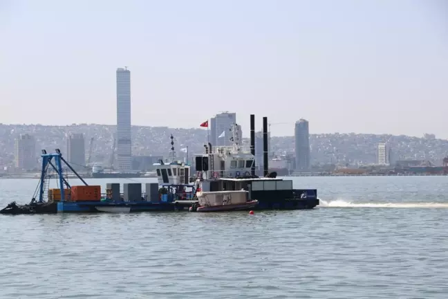 İzmir Körfezi'nde Ölü Balık Alarmı: Kordon Boyunda Balık Tutulmaya Devam Ediyor