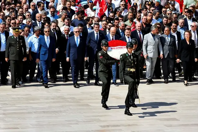 Mansur Yavaş, Sakarya Meydan Muharebesi'nin yıl dönümünde Anıtkabir'i ziyaret etti