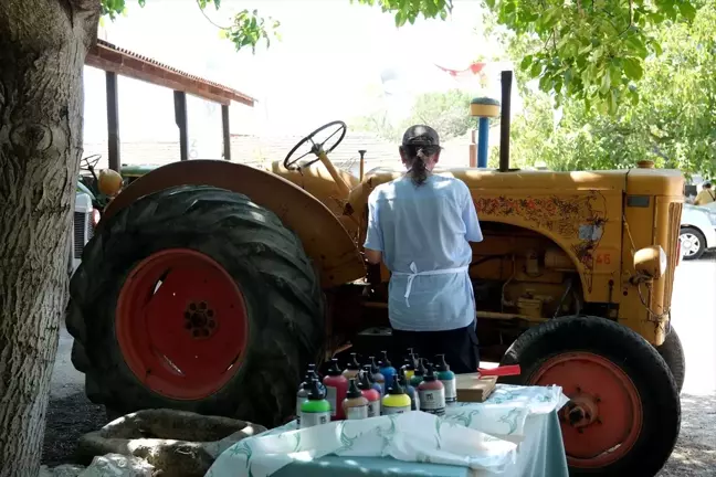 Lüleburgaz'da Asırlık Traktörlere Resim Çalıştayı