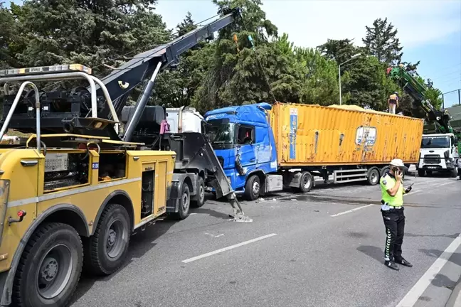 Bakırköy'de Tırın Üst Geçide Çarpması Sonucu 6 Kişi Yaralandı