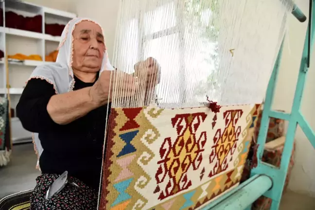 Osmaniye'de 66 Yıldır Kilim Dokuyan Hacer Cafri